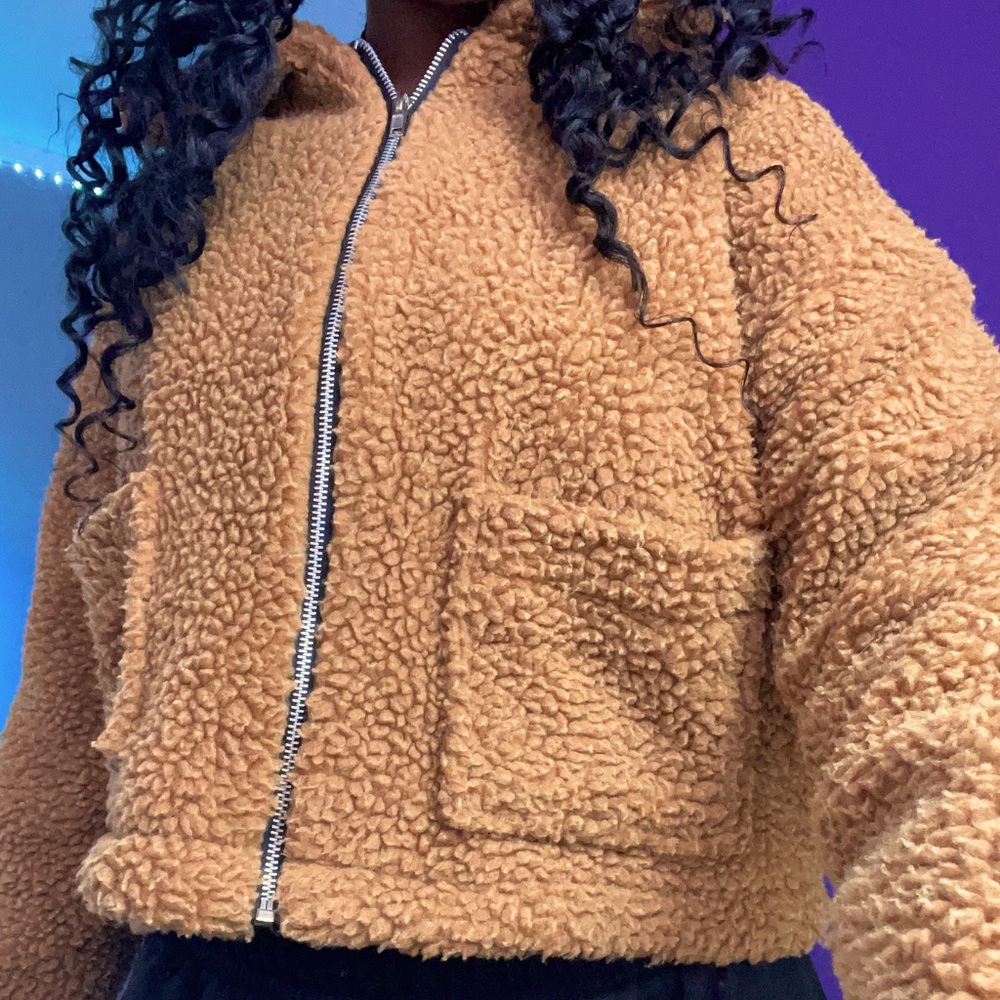 I’m selling a tan/light brown teddy coat